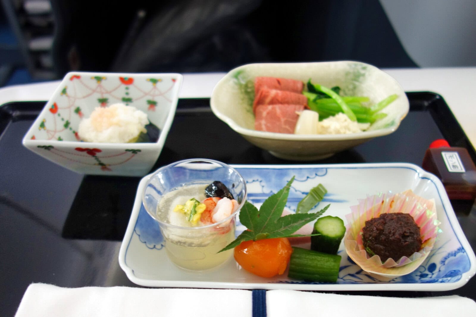 ANAとのビジネスクラス機内食対決はJALに軍配！機内販売の森伊蔵は抽選